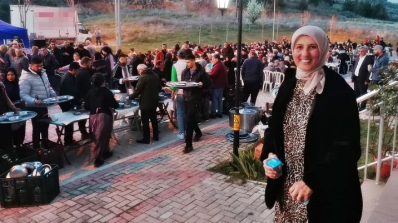 KADIN MUHTAR MAHALLEYİ İFTARDA BİR ARAYA GETİRDİ