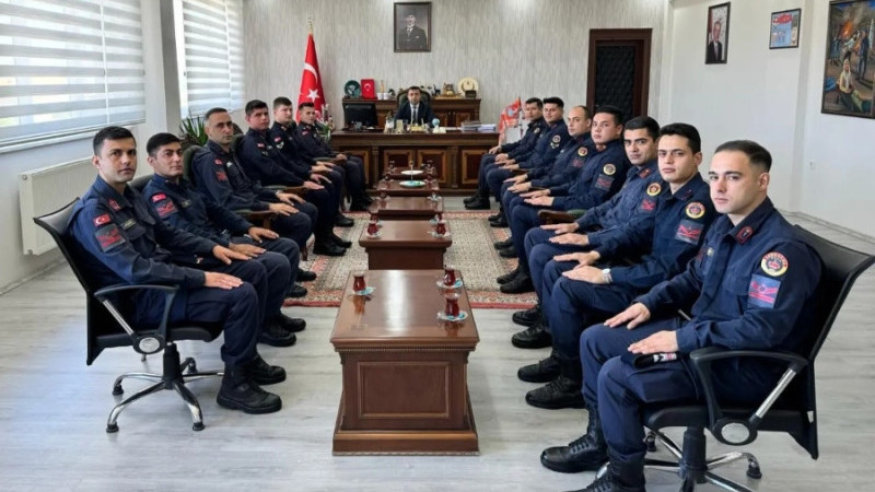 KAYMAKAM BAŞARILI PERSONELE TAKDİR BELGESİ VERDİ