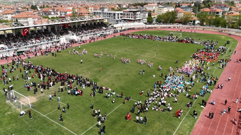 ÇİVRİL’DE ÖĞRENCİ VE VELİLERİN COŞKUSU STADA SIĞMADI
