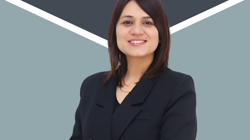 GÜÇLÜ ERKEK RAKİPLERİNİ YENEREK MUHTAR OLDU
