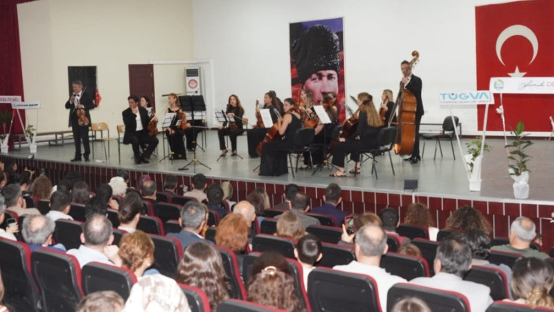 ÇİVRİL'DE İLK DEFA DÜZENLENEN KONSERDE SALON DOLDU TAŞTI