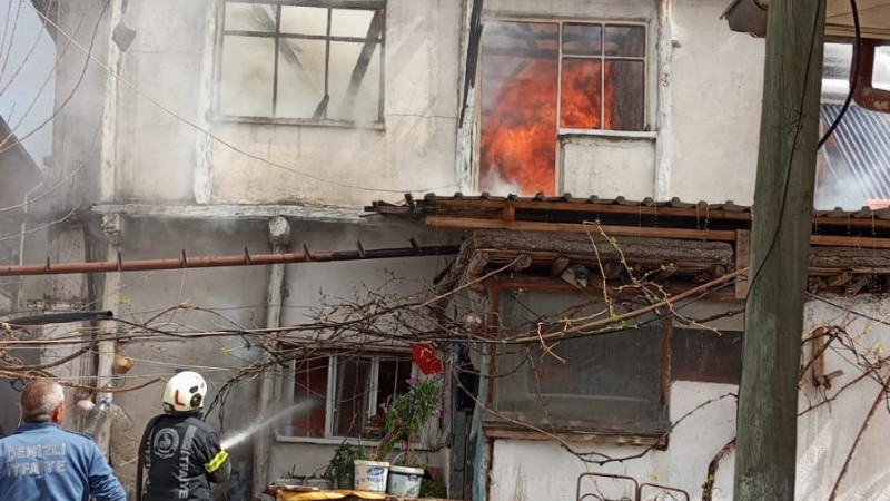 YANGIN İKİ KATLI EVİ KULLANILAMAZ HALE GETİRDİ