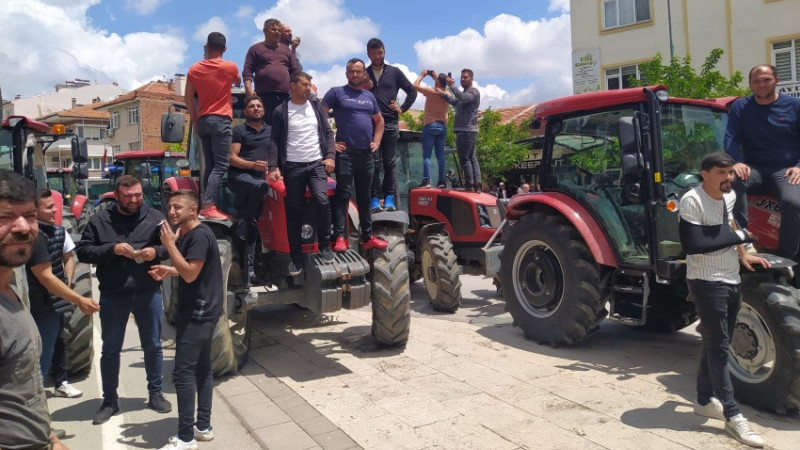 İNDİRİM İSTEYEN ÇİFTÇİLER YOLU KAPATTI