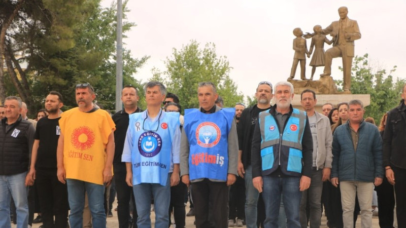 ÇİVRİL'DE ÖĞRETMENLER ŞİDDETE KARŞI EYLEM YAPTI