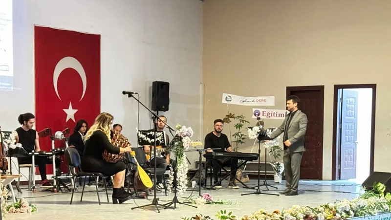 GECE SONUNDA AYAKTA ALKIŞLANDILAR 