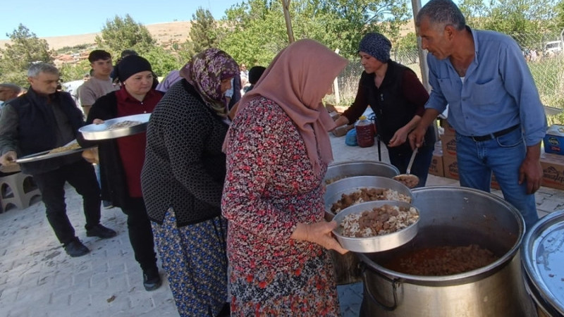 BİNLERCE KİŞİ TOKÇA HIDIRELLEZ YEMEĞİNDE BULUŞTU