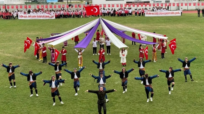 GENÇLERİN BAYRAM COŞKUSU, STADI DOLDURAN BİNLERCE ÇİVRİLLİ’Yİ GURURLANDIRDI  