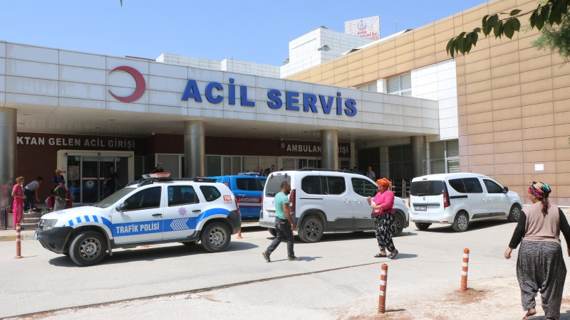 ÇİVRİL'DEKİ KAVGADA ÜÇ KİŞİ BIÇAKLA YARALANDI