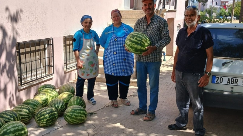 MUHTAR HUZUREVİ VE HASTANEDE KARPUZ DAĞITTI