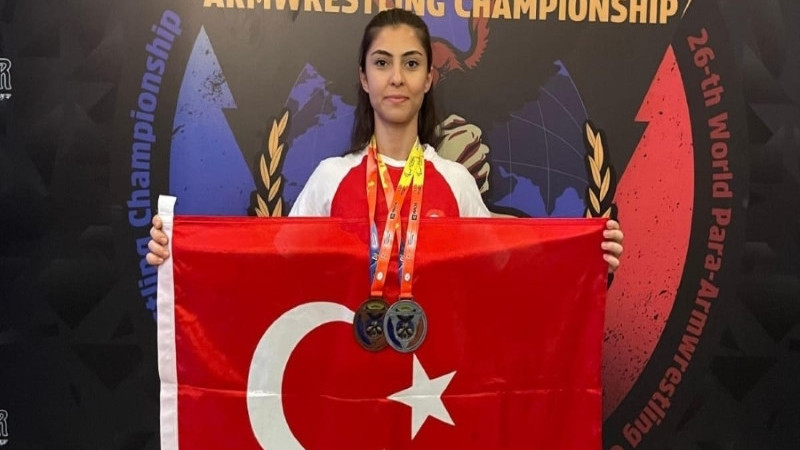 ÇİVRİLSPORLU PETEK BİLEK GÜREŞİNDE DÜNYA 2.’Sİ OLDU