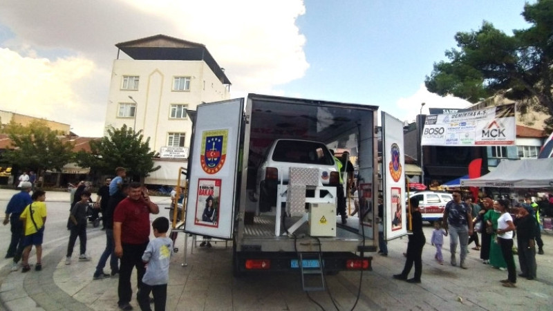 JANDARMA SİMÜLATÖR ARACI İLE EMNİYET KEMERİNİN ÖNEMİNE DİKKAT ÇEKTİ