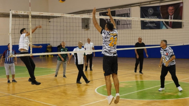 ÇİVRİL'DE KURUMLAR ARASI CUMHURİYET TURNUVASI BAŞLADI