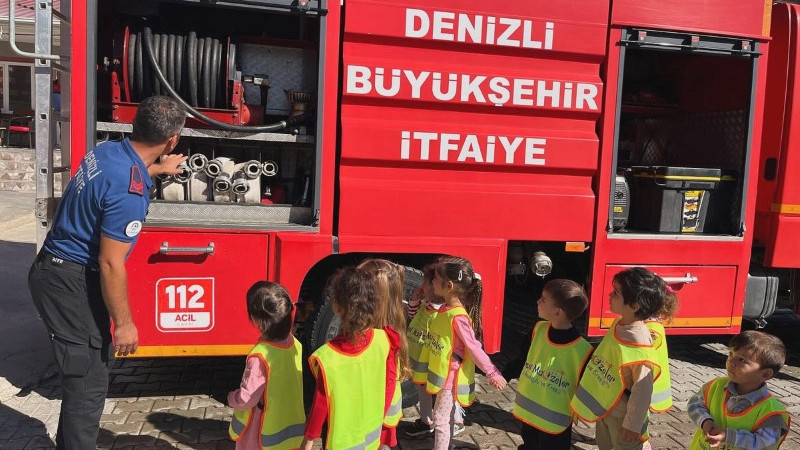 MİNİK ÖĞRENCİLER İTFAİYEYİ YAKINDAN TANIDI 
