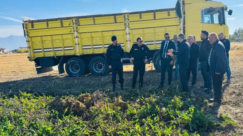 ÇİVRİL’DE HASAT BAŞLADI KAYMAKAM ÜRETİCİLERİ TARLADA ZİYARET ETTİ 