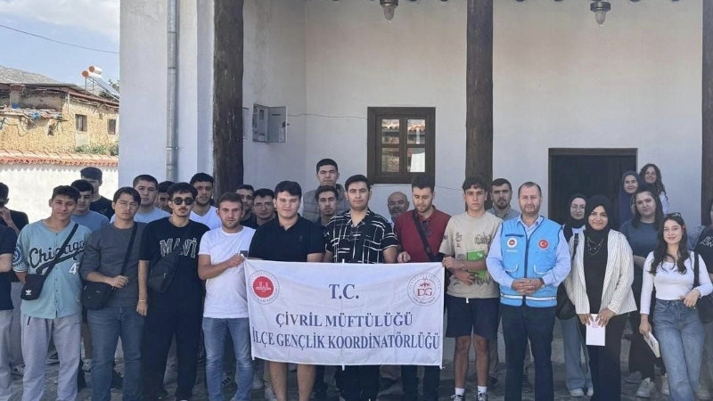 ÜNİVERSİTELİ GENÇLER ÇİVRİL'DE TARİHE YOLCULUK YAPTI