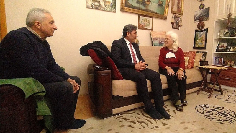 ÇİVRİL MİLLİ EĞİTİM MÜDÜRÜ EMEKLİ ÖĞRETMENİ EVİNDE ZİYARET ETTİ
