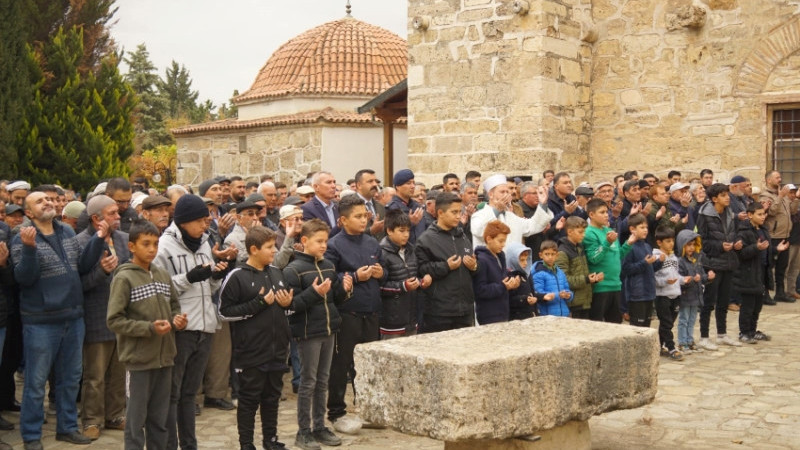 ÇİVRİL'DE CAMİLERDEN DUA EDİLDİ DEDEKÖY CAMİİNDE ELLER SEMAYA AÇILDI