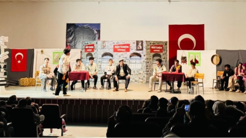 ÇİVRİLLİ ÖĞRENCİLERİN TİYATRO OYUNU AYAKTA ALKIŞLANDI 
