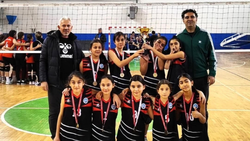 Çivril’de Filenin Şampiyonu 30 Ağustos Ortaokulu Oldu