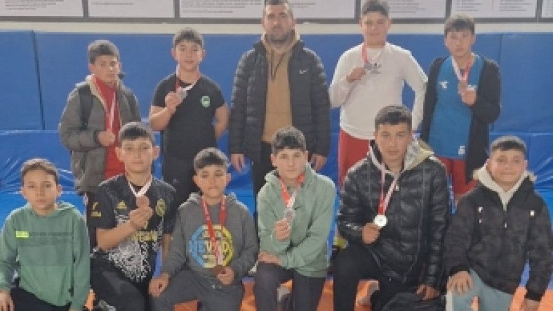 ÇİVRİLLİ GENÇ GÜREŞÇİLER MADALYALARI TOPLADI 