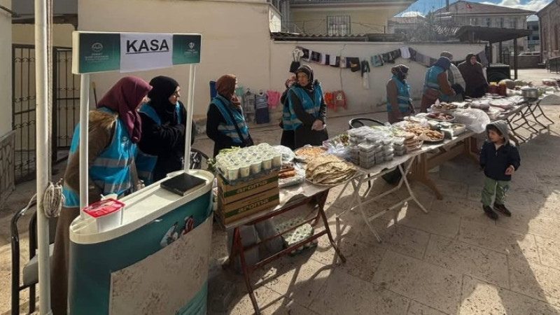 ÇİVRİL’DE DEPREMZEDE CAMİLER İÇİN HAYIR ÇARŞISI KURULDU 