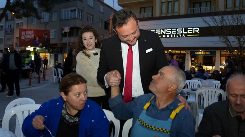 ÇİVRİL’DE KURULAN İFTAR SOFRALARINDA BİNLERCE KİŞİ ORUCUNU AÇTI