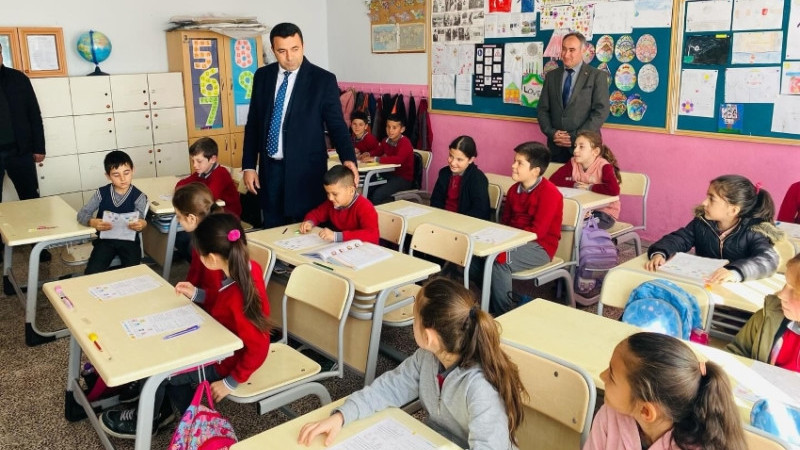 ÇİVRİL KAYMAKAMI ÖĞRENCİLERİN DERSLERİNE EŞLİK ETTİ