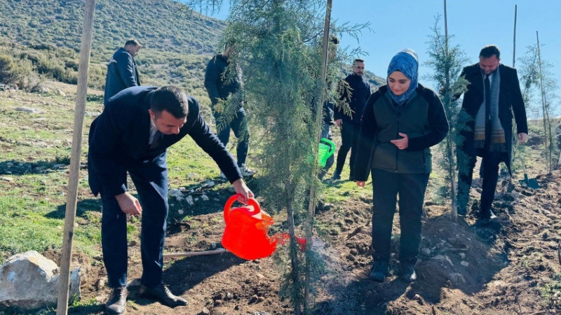 ÇİVRİL'DE KAYMAKAM VE BAŞKAN ÖĞRENCİLERLE FİDAN DİKTİ