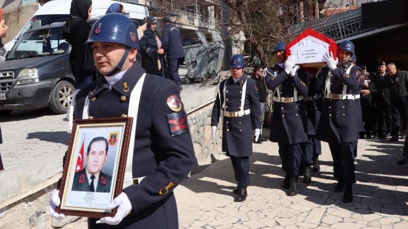 EMEKLİ ASTSUBAY ASKERİ TÖRENLE ÇİVRİL’DE TOPRAĞA VERİLDİ 