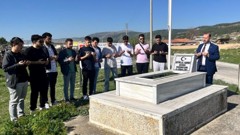 ÜNİVERSİTE ÖĞRENCİLERİNDEN ŞEHİTLER HAFTASINDA ANLAMLI ZİYARET