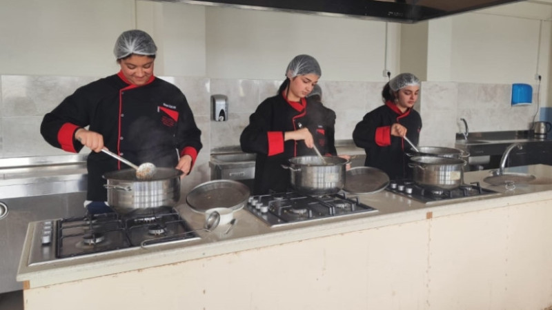 GELENEKSEL YEMEK KELEDOŞ'U ÇİVRİLLİ ÖĞRENCİ ROMANYA'DA TANITACAK