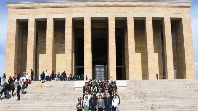 ÇİVRİL EMİNE ÖZCAN ANADOLU LİSESİ ÖĞRENCİLERİ ANITKABİRİ ZİYARET ETTİ