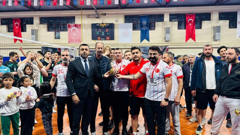 ÇAL'DA DÜZENLENEN TURNUVANIN ŞAMPİYONU ÇİVRİL KAYMAKAMLIĞI 