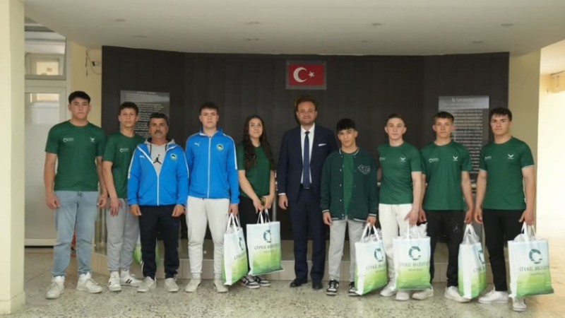 ŞAMPİYON SPORCULAR BAŞKAN SEMİH DERE'Yİ ZİYARET ETTİ