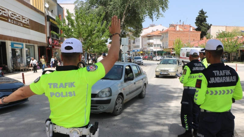 ÇİVRİL’DE EMNİYET VE JANDARMA ‘BİR KURAL BİR ÖMÜR’ UYGULAMASI YAPTI
