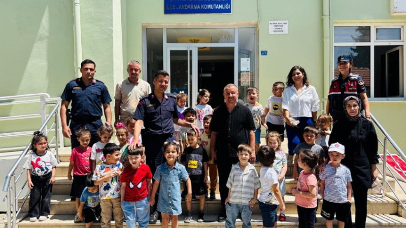 ÇİVRİLLİ ANAOKULU ÖĞENCİLERİ JANDARMANIN KURULUŞ YIL DÖNÜMÜNÜ KUTLADI