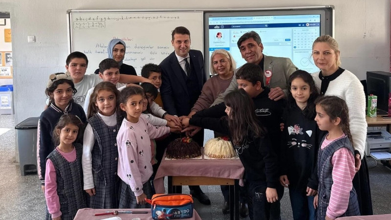 Kaymakam Köy Okulundaki Öğretmenlerin Gününü Pasta İle Kutladı