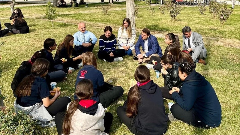 Kaymakam Öğrencilerin 'Ekmek Arası Köfte' Ziyafetine Eşlik Etti