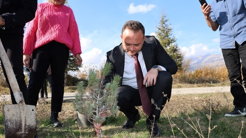 Çivril’de Başkan Dere Öğretmenler Günü Anısına Fidan Dikti