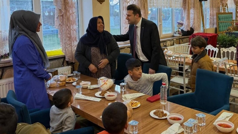 Dünya Yetimler Gününde Birlikte İftar Yaptılar