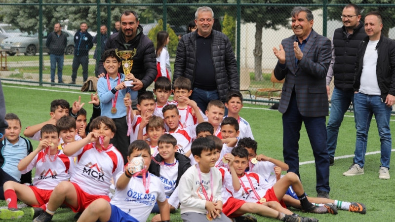 23 Nisan Turnuvasının Şampiyonu Kadir Kameroğlu İlkokulu