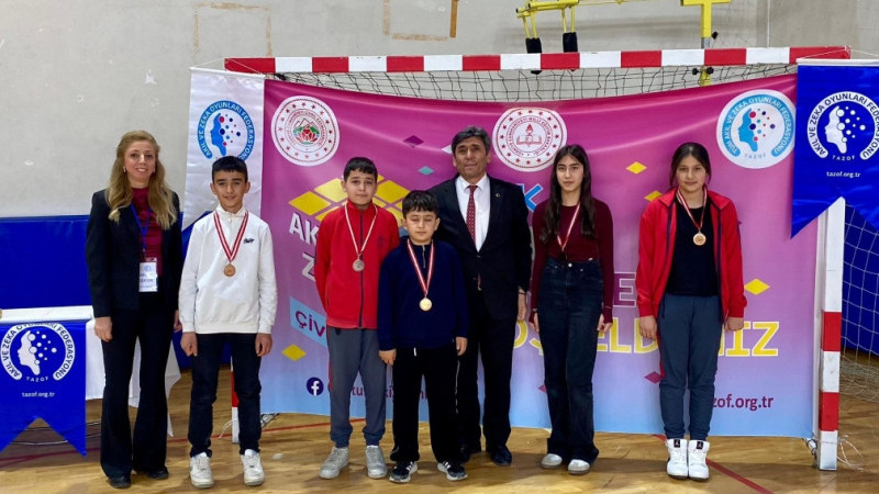 Çivril'de Öğrenciler Zeka ve Akıl Oyunlarında Yarıştı