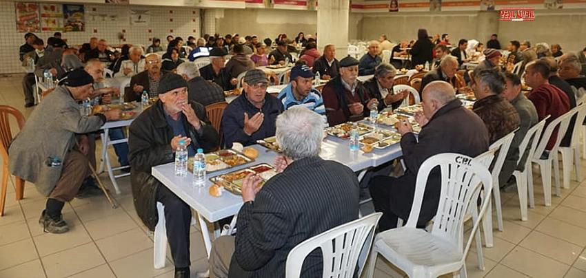ÇİVRİL’DE YÜZLERCE KİŞİ İLK İFTARI BİRLİKTE YAPTI