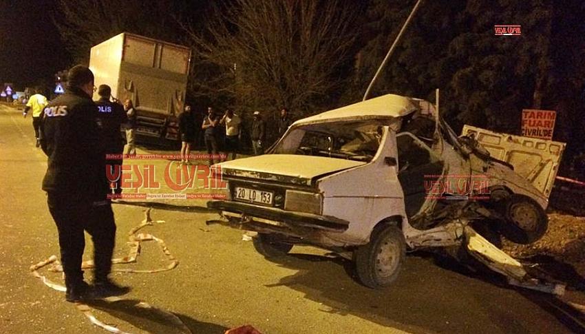 KAMYONUN ALTINDA KALAN ARAÇ HURDAYA DÖNDÜ