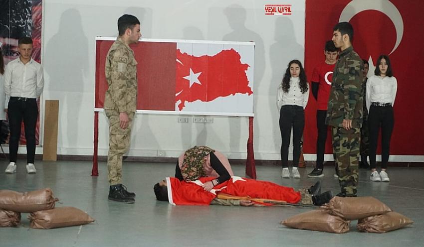 İSTİKLAL MARŞININ KABULÜ TÖRENLE KUTLANDI