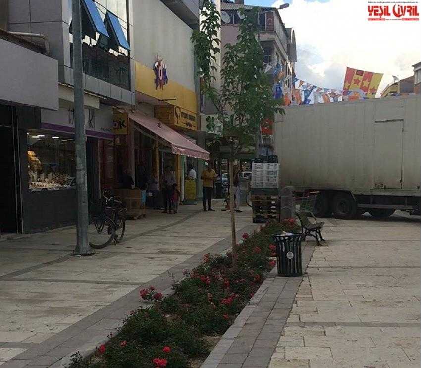 KAMYON KALDIRIMI İŞGAL ETTİ. VATANDAŞ TEPKİLİ