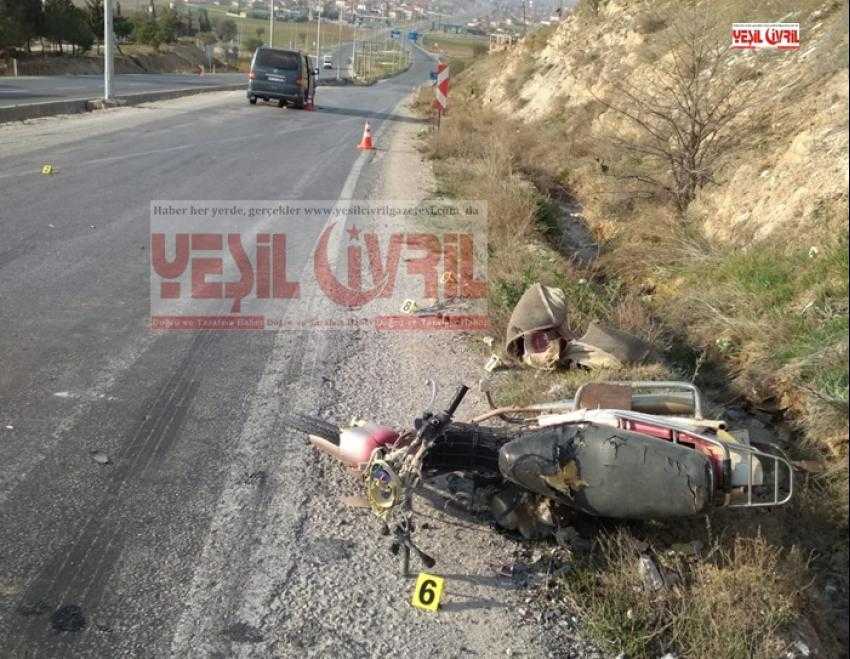 MOTOSİKLET MİNİBÜSÜN ALTINDA KALDI