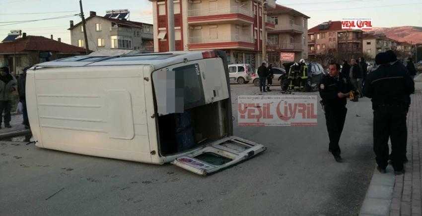 KONTROLSÜZ KAVŞAKTA FECİ KAZA 6 YARALI