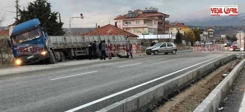 KONTROLSÜZ KAVŞAKTA KORKUTAN KAZA