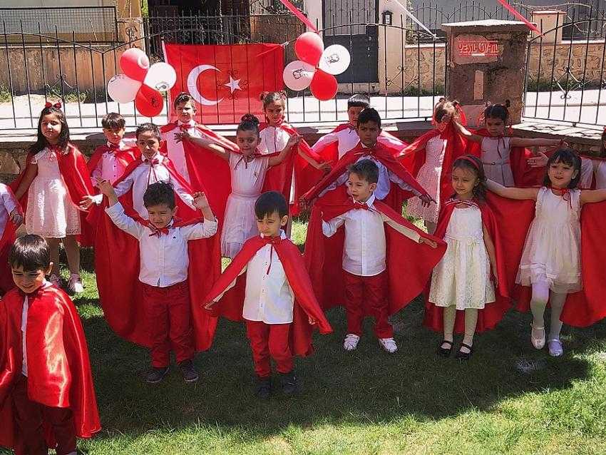 ÇOCUKLAR 23 NİSANI DOYASIYA KUTLADI